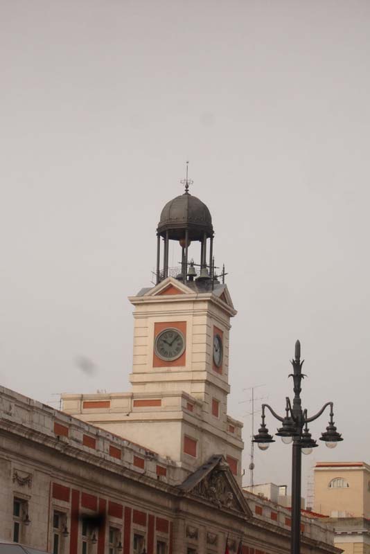 EDIFICIO CON RELOJES